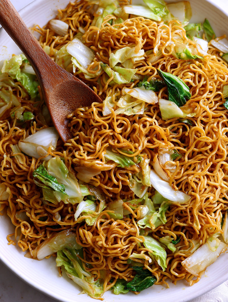 A bowl of noodles with vegetables.